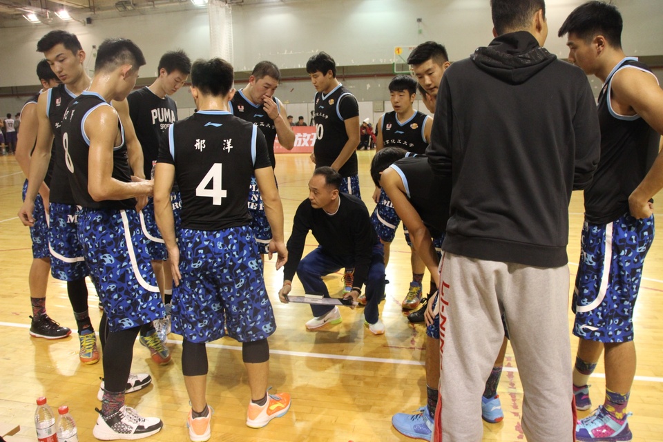 图集：化大男篮教练布置战术